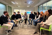 La consejera de Empresa, Empleo y Econom&iacute;a Social, Marisa L&oacute;pez Arag&oacute;n, junto con el director del Info, Joaqu&iacute;n G&oacute;mez, y los alumnos becados.