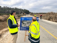 El consejero de Fomento e Infraestructuras, Jorge Garc&iacute;a Montoro, junto al director general de Carreteras Francisco Carrillo, durante la visita a...