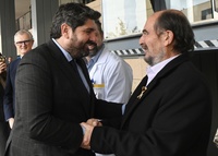 L&oacute;pez Miras saluda al presidente de Afacmur, Francisco Palaz&oacute;n
