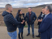 La consejera Sara Rubira junto a representantes de las organizaciones agrarias durante su visita a un campo de cereal en Caravaca de la Cruz.&nbsp;