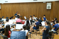 Imagen de los integrantes de la Orquesta de Aspirantes de la Regi&oacute;n de Murcia en un ensayo con Darling Dyle a la batuta