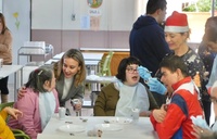 La consejera de Pol&iacute;tica Social, Familias e Igualdad, Conchita Ruiz, participando en una actividad navide&ntilde;a organizada en el Centro para Personas...