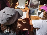 Usuarios del Centro Regional de Educaci&oacute;n Ambiental durante uno de los talleres de educaci&oacute;n ambiental.