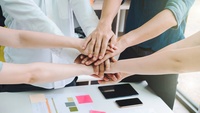 El empleo mejora en 2025 entre las mujeres, los j&oacute;venes y los mayores de 45 a&ntilde;os