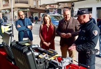 El director general de Administraci&oacute;n Local, Francisco Abril, y la alcaldesa de Ceheg&iacute;n, Alicia del Amor, revisan los medios t&eacute;cnicos para la Polic&iacute;a...