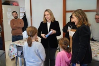 La consejera de Pol&iacute;tica Social, Familias e Igualdad, Conchita Ruiz, entregando regalos a los ni&ntilde;os y ni&ntilde;as de un hogar de protecci&oacute;n