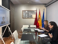 La consejera de Empresa, Empleo y Econom&iacute;a Social, Marisa L&oacute;pez Arag&oacute;n, junto con la secretaria general de la Consejer&iacute;a, Ana Losantos, durante el...