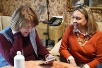 La consejera de Pol&iacute;tica Social, Familias e Igualdad, Conchita Ruiz, junto a Fuensanta, usuaria del nuevo dispositivo de teleasistencia predictiva...
