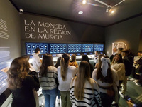 Alumnos durante una de las visitas gestionadas por la red de museos.