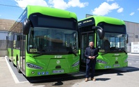 El director general de Movilidad y Transportes, Jos&eacute; Antonio Verd&uacute;, junto a los dos autobuses 100 por 100 el&eacute;ctricos que est&aacute;n en pruebas en la ruta...