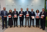 El consejero de Medio Ambiente, Universidades, Investigaci&oacute;n y Mar Menor, Juan Mar&iacute;a V&aacute;zquez, recibe la Memoria del Consejo Social de la Universidad...