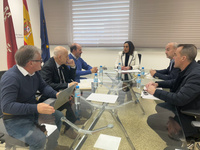 Imagen de la consejera de Agua, Agricultura, Ganader&iacute;a y Pesca, Sara Rubira, con el presidente de la DOP Queso de Murcia, Adolfo Falag&aacute;n (3i), en...