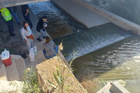 Algunos interesados en desarrollar el proyecto 'Recupera' el d&iacute;a en que se acercaron a la Rambla del Albuj&oacute;n a tomar muestras y registrar datos (imagen...