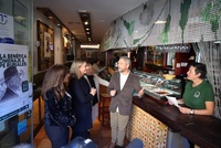La consejera de Pol&iacute;tica Social, Familias e Igualdad, Conchita Ruiz, durante su visita a 'Parlamento Andaluz', una de las empresas beneficiarias ...