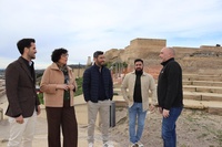 El director general de Patrimonio Cultural, Patricio S&aacute;nchez, y la alcaldesa de Puerto Lumbreras, Mar&iacute;a &Aacute;ngeles T&uacute;nez, durante la visita al casti...