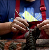 Artesano belenista durante el modelado de una figura
