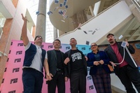 La directora general de Competitividad y Calidad Tur&iacute;sticas, con magos presentes en el acto.