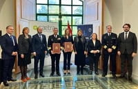 La consejera de Empresa, Empleo y Econom&iacute;a Social, Marisa L&oacute;pez Arag&oacute;n&nbsp;y el almirante jefe del Arsenal de Cartagena,&nbsp;Alejandro Cuerda, junto con&nbsp;el...