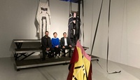 Imagen de la visita del director general del Instituto de las Industrias Culturales y las Artes, Manuel Cebri&aacute;n, en la exposici&oacute;n 'Drama!', de Valeria...