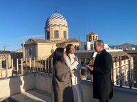 La consejera Carmen Conesa, la alcaldesa de Yecla, Remedios Lajara y el arquitecto del Obispado, Juan de Dios de la Hoz, ante la c&uacute;pula de la Bas...