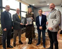 La consejera de Empresa, Empleo y Econom&iacute;a Social, Marisa L&oacute;pez Arag&oacute;n&nbsp;y el presidente de FICE, Vicente Pastor, muestran el libro 'Crist&oacute;bal Balenciaga....