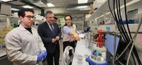 El consejero de Medio Ambiente, Universidades, Investigaci&oacute;n y Mar Menor, Juan Mar&iacute;a V&aacute;zquez, visita junto con la vicerrectora de Investigaci&oacute;n de...