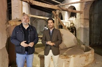 El director general de Patrimonio Cultural, Patricio S&aacute;nchez, y el alcalde de Santomera, V&iacute;ctor Mart&iacute;nez, durante la visita a la almazara.