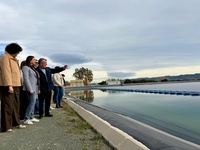 Im&aacute;genes de la consejera Sara Rubira en la balsa de riego de la Comunidad de regantes de Puerto Lumbreras en las que se han instalado placas solares...