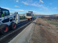 Imagen de los operarios y la maquinaria realizando las obras de mejora en la carretera RM-E10, en el t&eacute;rmino municipal de Alhama de Murcia