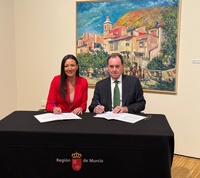 La consejera Carmen Conesa y el presidente de la Fundaci&oacute;n Iberdrola, Jaime Alfons&iacute;n, en la firma del acuerdo de colaboraci&oacute;n.