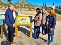 La directora general de Competitividad y Calidad Tur&iacute;sticas, Eva Reverte, y el alcalde de Caravaca, Jos&eacute; Francisco Garc&iacute;a, en el Parque de Mayren...