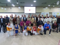 La consejera Carmen Conesa y la alcaldesa de Fortuna, Catalina Herrero, con deportistas que participar&aacute;n en el Fortuna Vital Fest.
