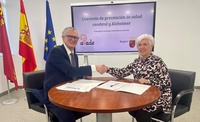 El consejero de Salud, Juan Jos&eacute; Pedre&ntilde;o, y la presidenta de AFADE, Julia Fern&aacute;ndez, firmaron el acuerdo para reducir la incidencia de deterioro ...