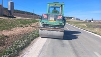 Im&aacute;genes de los trabajos de reparaci&oacute;n del firme de la carretera que une las pedan&iacute;as caravaque&ntilde;as de Singla y La Almudema, en la RM-C17