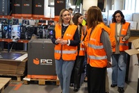 La consejera de Pol&iacute;tica Social, Familias e Igualdad, Conchita Ruiz, durante su visita a la empresa PC Componentes, reconocida con el Distintivo ...