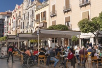Terrazas repletas de p&uacute;blico en la plaza del Cardenal Belluga, de Murcia.