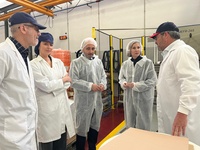 La consejera de Empresa, Empleo y Econom&iacute;a Social, Marisa L&oacute;pez Arag&oacute;n,&nbsp;durante la visita a la empresa Crist&oacute;bal Meseguer.