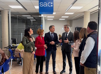 Un momento de la visita del consejero de Hacienda y el alcalde de Lorca a las renovadas instalaciones de la oficina del SAC en la localidad
