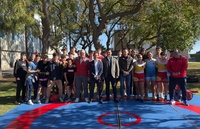 El director general de Deportes, Fran S&aacute;nchez, y el alcalde de San Javier, Jos&eacute; Miguel Luengo, con luchadores de la Regi&oacute;n.&nbsp;
