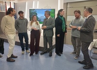 El consejero de Medio Ambiente, Universidades, Investigaci&oacute;n y Mar Menor, Juan Mar&iacute;a V&aacute;zquez, con los cinco predoctorales beneficiados del programa...
