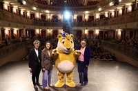 La directora general de Competitividad y Calidad Tur&iacute;sticas. Eva Reverte, con la mascota del proyecto 'Yecla, accesible para ti'.&nbsp;