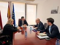 El consejero de Fomento e Infraestructuras, Jorge Garc&iacute;a Montoro, durante la reuni&oacute;n con la presidenta de COEC, Ana Correa, y con el presidente de...