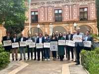 La consejera y el resto de participantes en la presentaci&oacute;n del cartel de la 90K en el claustro de la Universidad Cat&oacute;lica San Antonio, de Murcia...