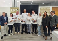 La consejera Carmen Conesa, con los tres primeros clasificados del concurso regional de tapas.