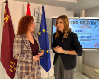 La consejera de Empresa, Empleo y Econom&iacute;a Social, Marisa L&oacute;pez Arag&oacute;n junto a la directora general del SEF, Pilar Valero, durante la rueda de pr...