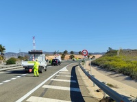 Imagen de los trabajos de repintado de las autov&iacute;as RM-16 y RM-23