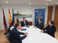 El consejero de Medio Ambiente, Universidades, Investigaci&oacute;n y Mar Menor, Juan Mar&iacute;a V&aacute;zquez, junto al director Comercial y de Marketing de Fini,...