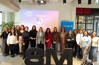 La consejera de Pol&iacute;tica Social, Familias e Igualdad, Conchita Ruiz, durante el encuentro con las mujeres participantes en la Jornada 'We Lab'