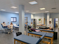 Estos servicios se prestan a trav&eacute;s de fisioterapeutas integrados en los equipos o unidades de apoyo de Atenci&oacute;n Primaria en los centros de salud...