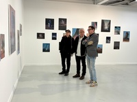 Imagen de la visita del director general del Instituto de las Industrias Culturales y las Artes, Manuel Cebri&aacute;n, a la exposici&oacute;n 'Cris&aacute;lida', del...